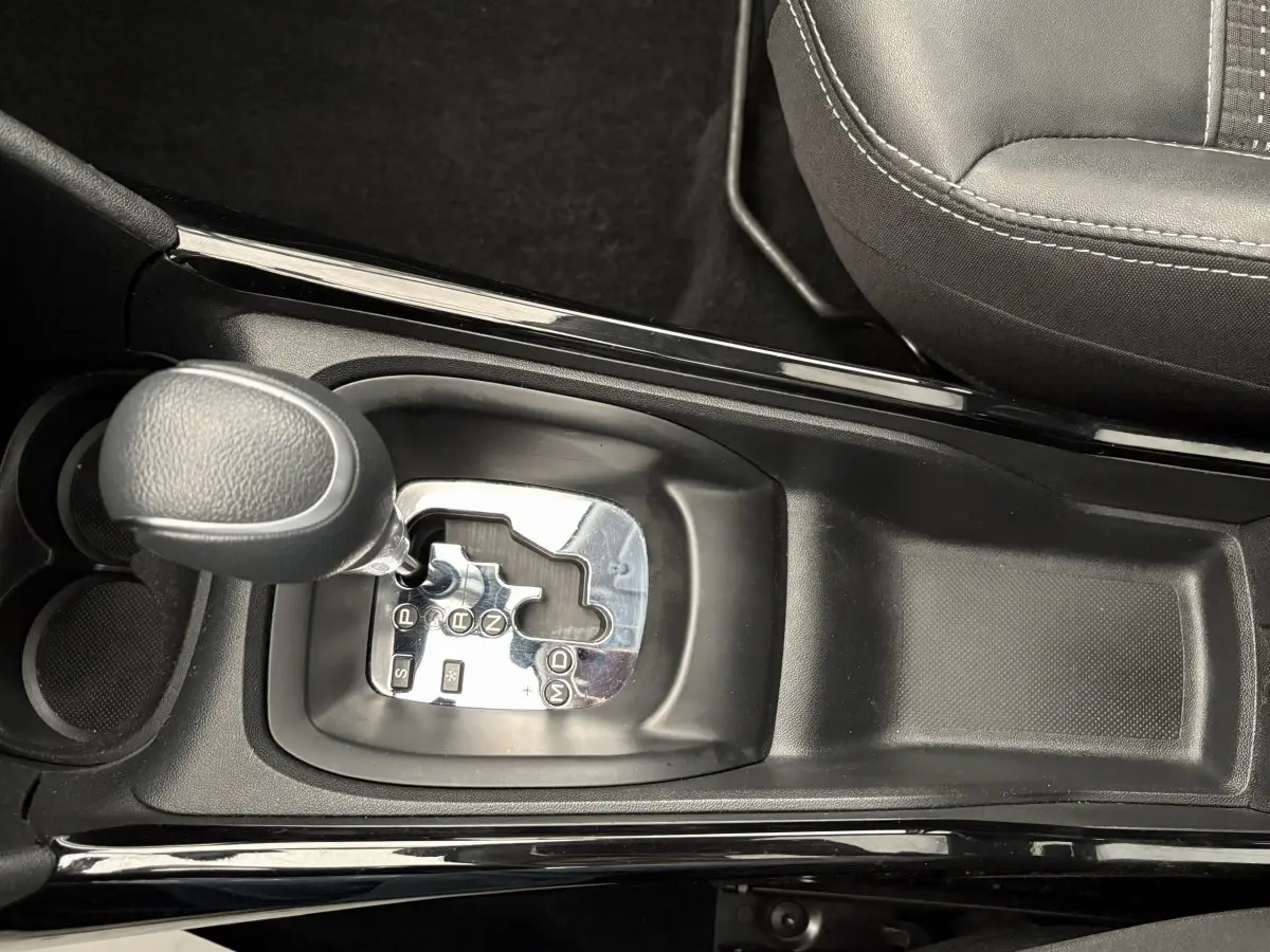 Gros plan sur le levier de vitesses automatique noir dans l'habitacle du Peugeot 2008 Puretech rouge de 2019.