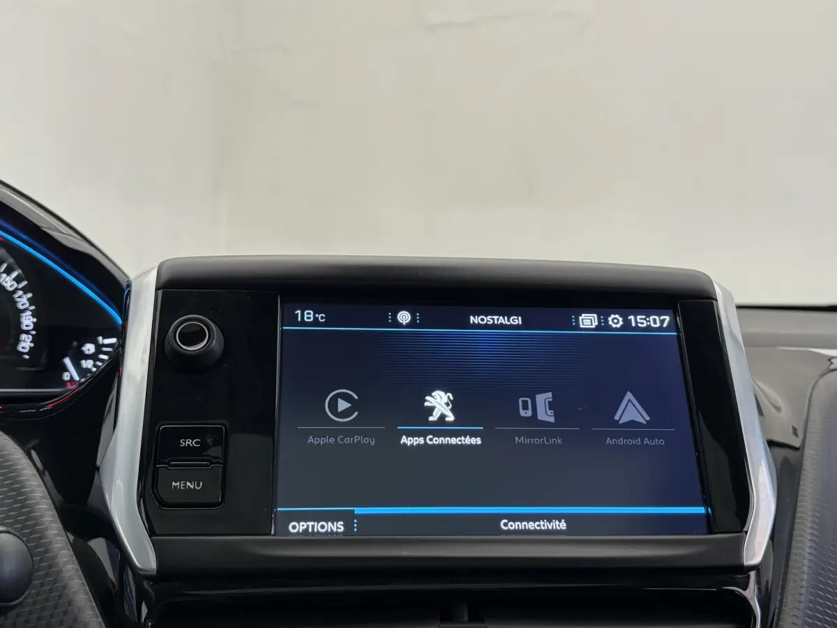 Écran tactile central de la Peugeot 2008 rouge, affichant les options Apple CarPlay et Android Auto.