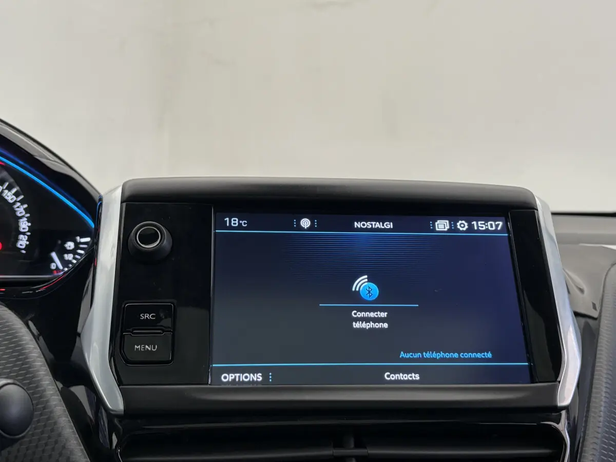 Écran tactile central du tableau de bord du Peugeot 2008 rouge de 2019 affichant la connexion Bluetooth.