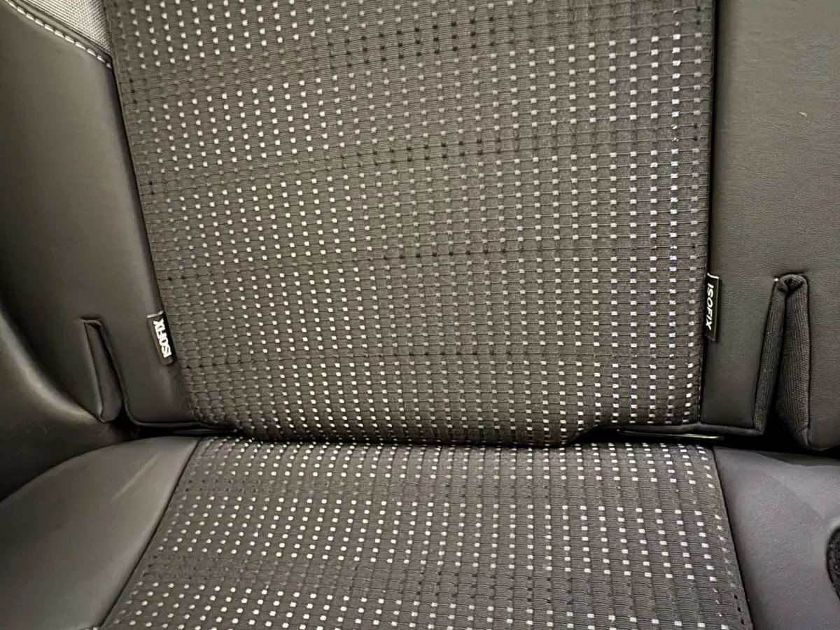 Gros plan sur la banquette arrière noire avec étiquette Isofix du Peugeot 2008 Puretech 110 S&S EAT6 Allure 2019.