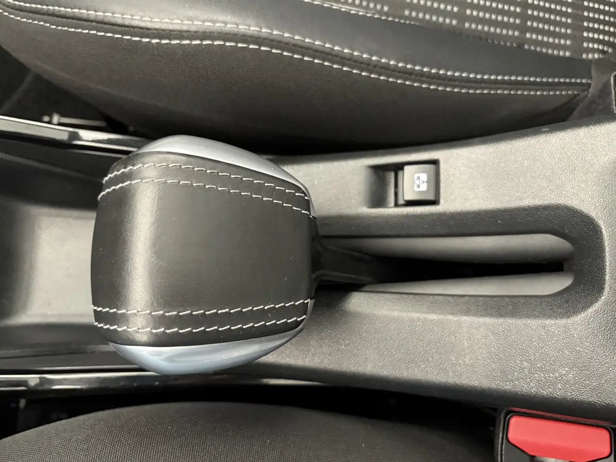 Le levier de vitesse en cuir noir avec surpiqûres blanches de la Peugeot 2008 Puretech 110 S&S EAT6 Allure 2019.