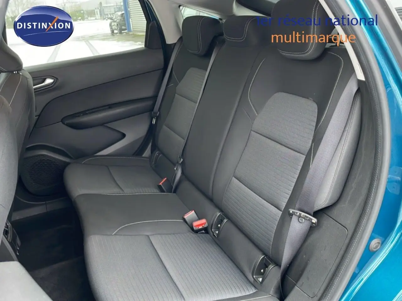 Vue intérieure côté droit montrant la banquette arrière noire du Renault Arkana bleu Zanzibar 2025 avec ceinture de sécurité.