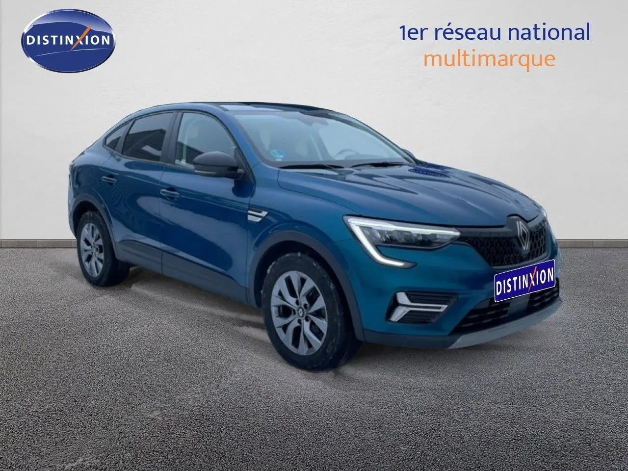 Renault Arkana bleu Zanzibar métal en 3/4 avant droit, SUV compact avec calandre noire et feux LED distinctifs.