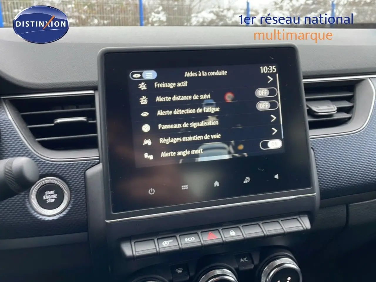 Vue rapprochée de l'écran tactile central et des commandes du tableau de bord intérieur du Renault Arkana 2025.