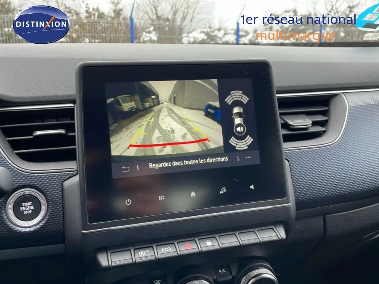 Écran central montrant la caméra de recul dans l’habitacle du Renault Arkana bleu Zanzibar 2025.