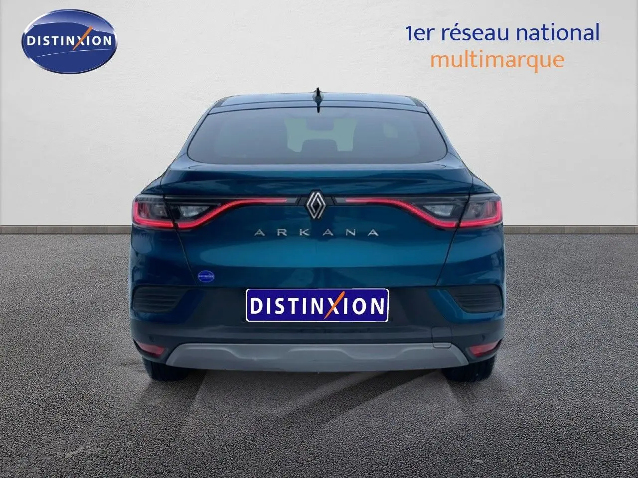 Vue arrière d’une Renault Arkana bleu Zanzibar métal 2025 avec feux LED et logo central lumineux.