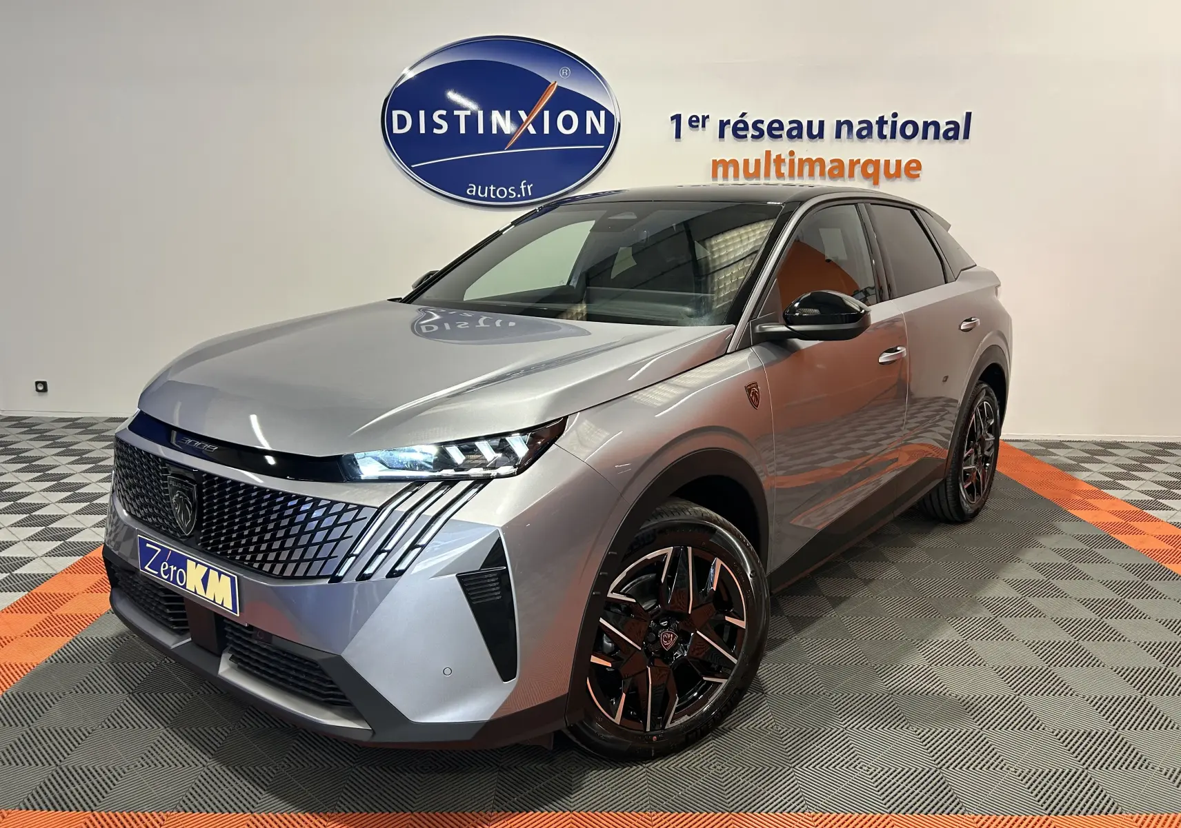 Peugeot 3008 III Hybrid gris Artense en 3/4 avant droit, avec calandre distinctive et jantes noires brillantes.