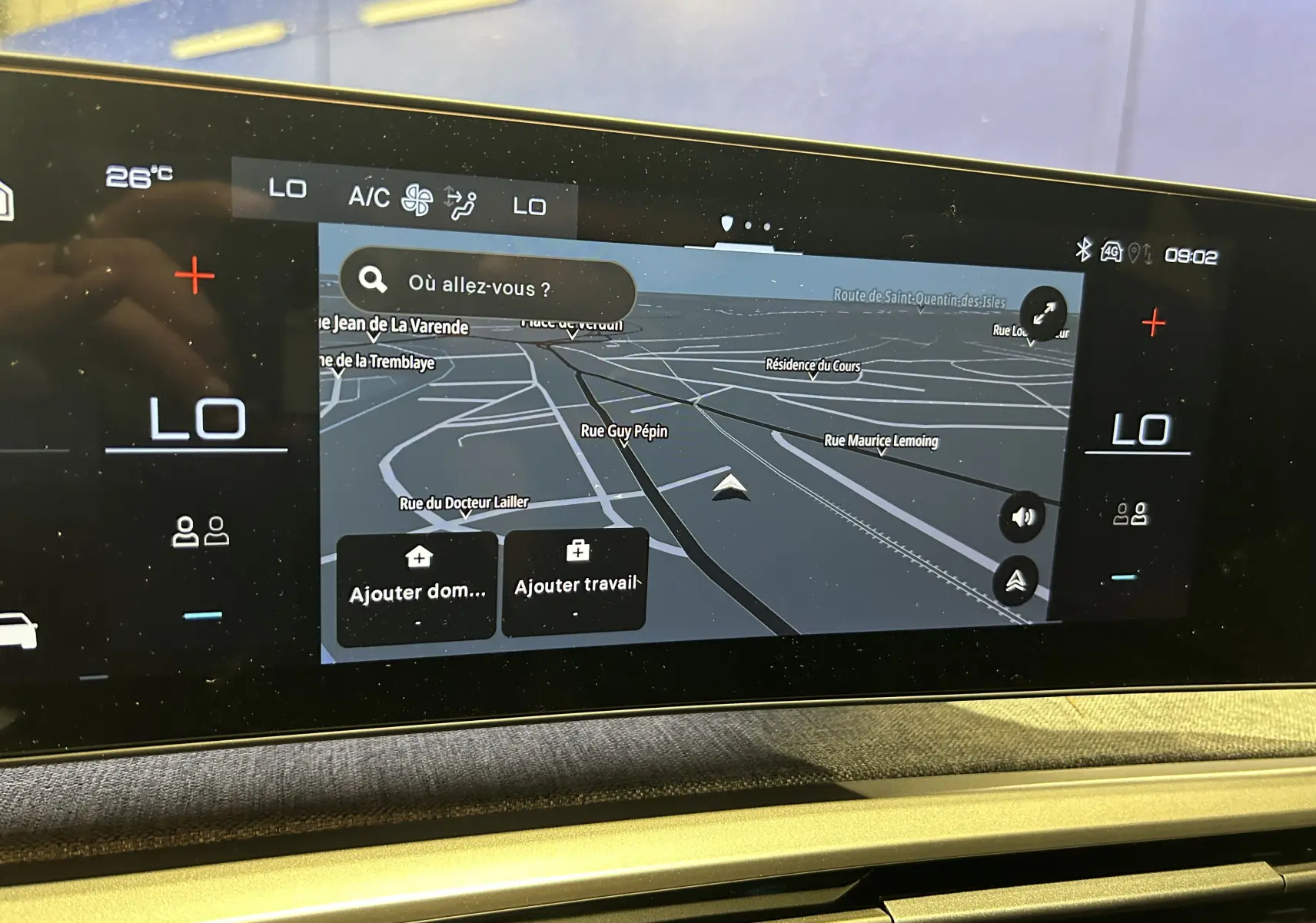 Écran tactile central du Peugeot 3008 Hybrid gris Artense affichant la navigation avec commandes climatisation visibles.