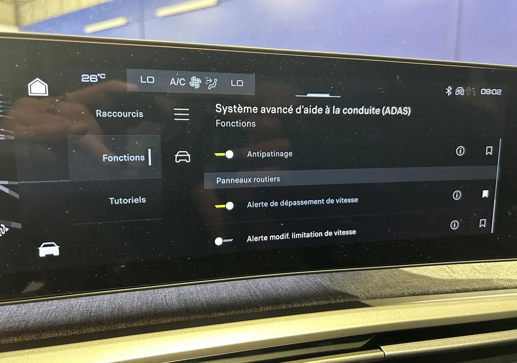 Écran tactile intérieur du Peugeot 3008 Hybrid montrant les réglages avancés d’aide à la conduite.