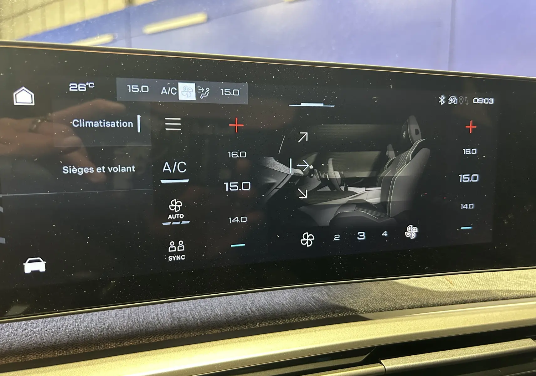 Écran tactile intérieur du Peugeot 3008 Hybrid 2026 affichant les réglages de climatisation et sièges.