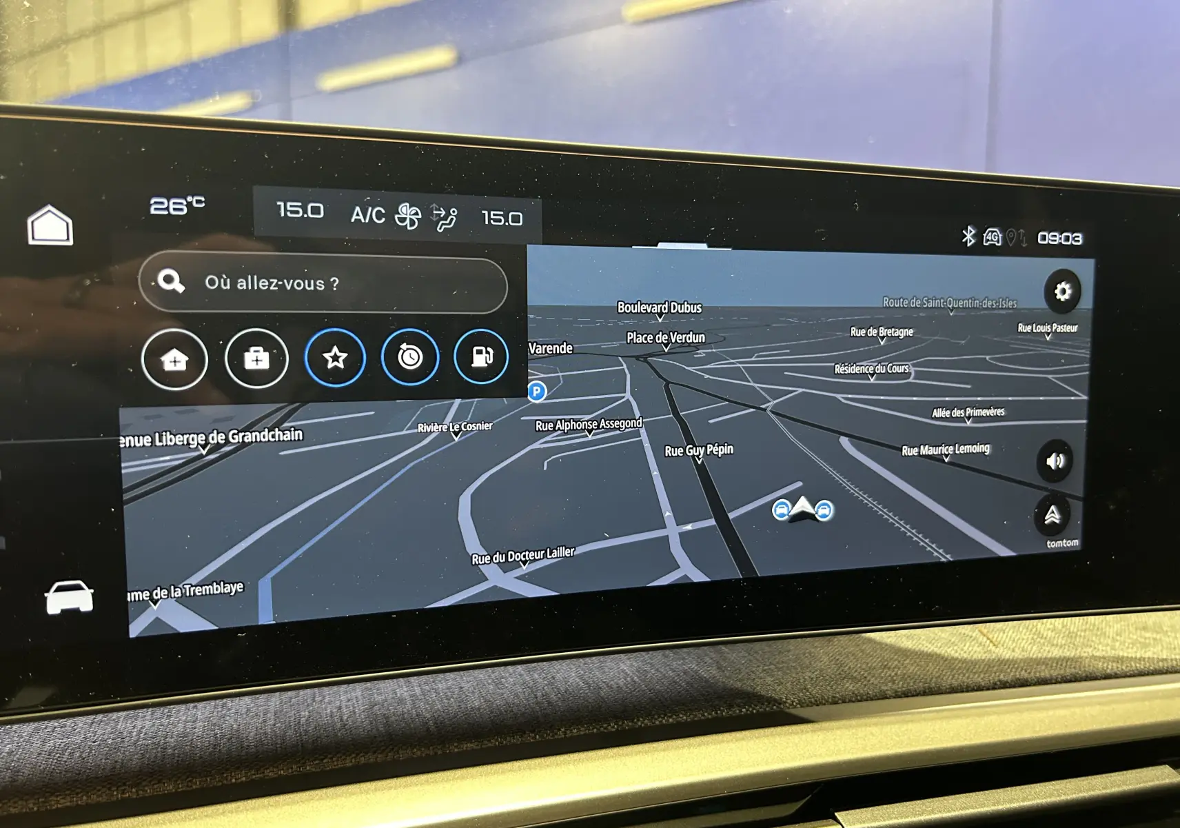 Écran tactile intérieur du Peugeot 3008 Hybrid 2026 affichant la navigation avec carte en mode nuit.