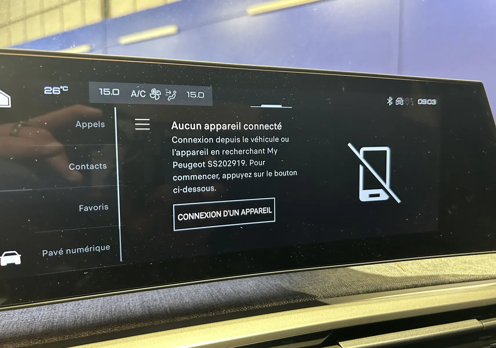 Écran tactile central du Peugeot 3008 III Hybrid affichant le menu de connexion d'appareil sans fil.