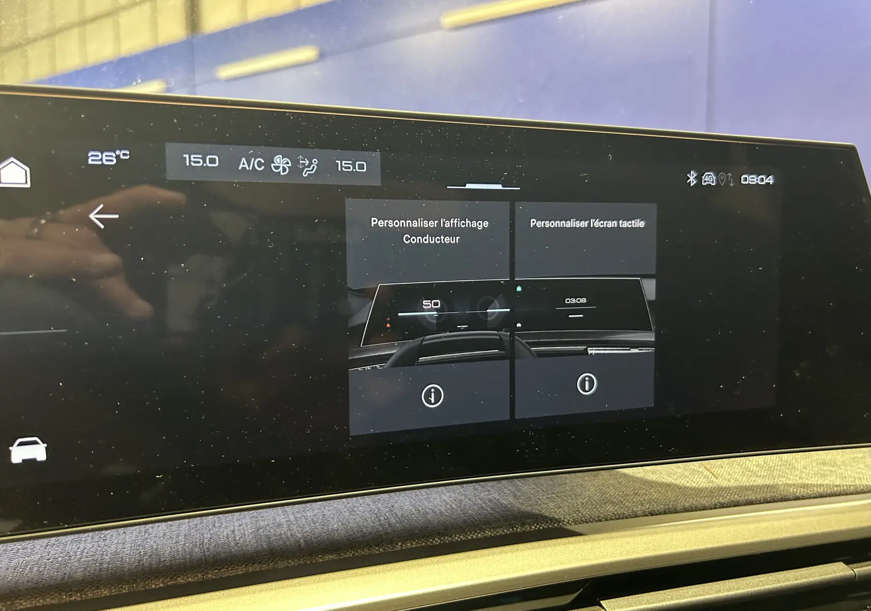 Écran tactile central affichant les réglages climatisation et personnalisation dans un Peugeot 3008 gris Artense.