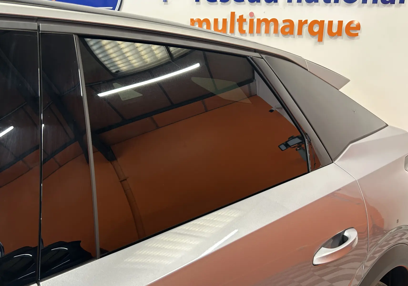 Vue rapprochée du côté arrière droit du Peugeot 3008 gris Artense, mettant en valeur la porte et la vitre teintée.