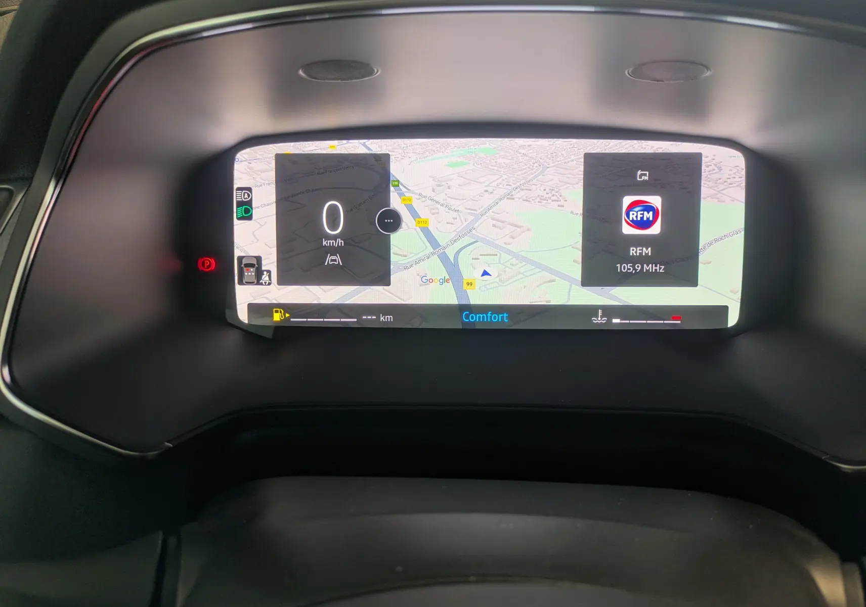 Tableau de bord numérique du Renault Captur 2025 affichant navigation, vitesse et radio RFM en mode confort.
