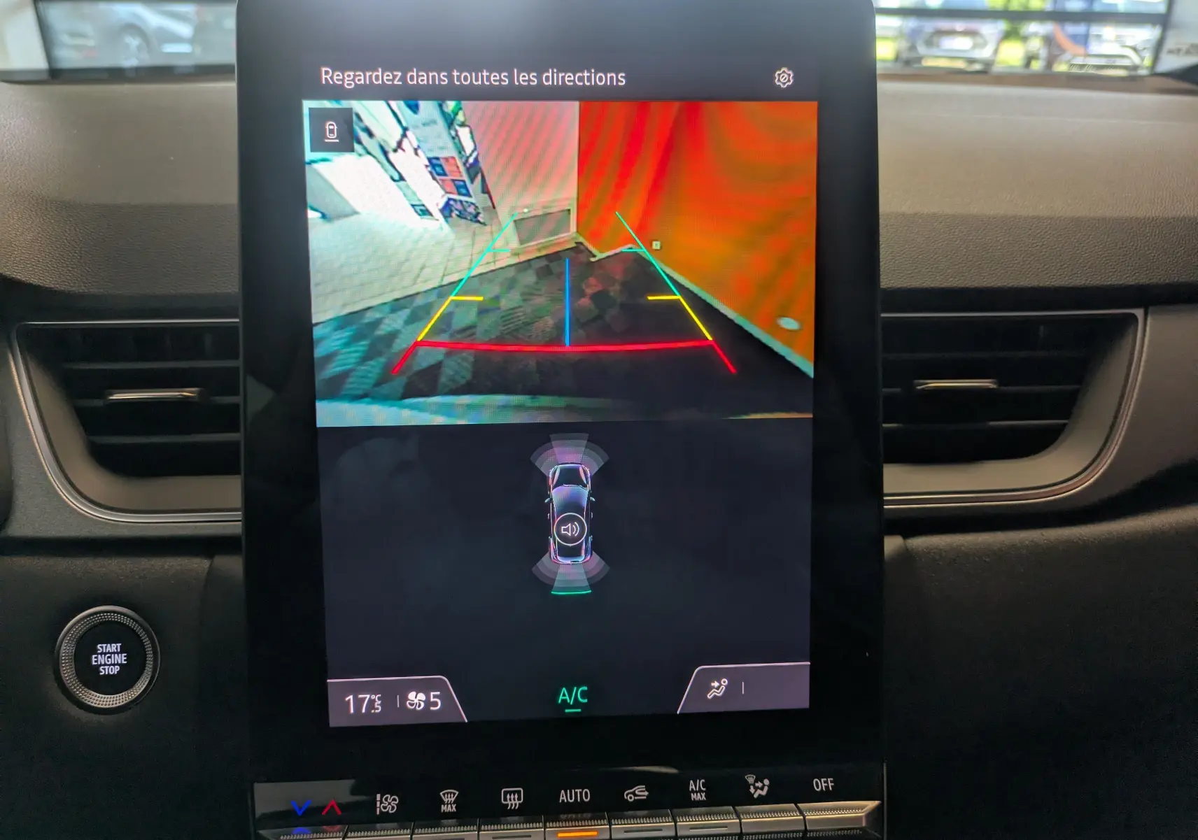 Écran tactile central du Renault Captur 2025 affichant la caméra de recul et les aides au stationnement.