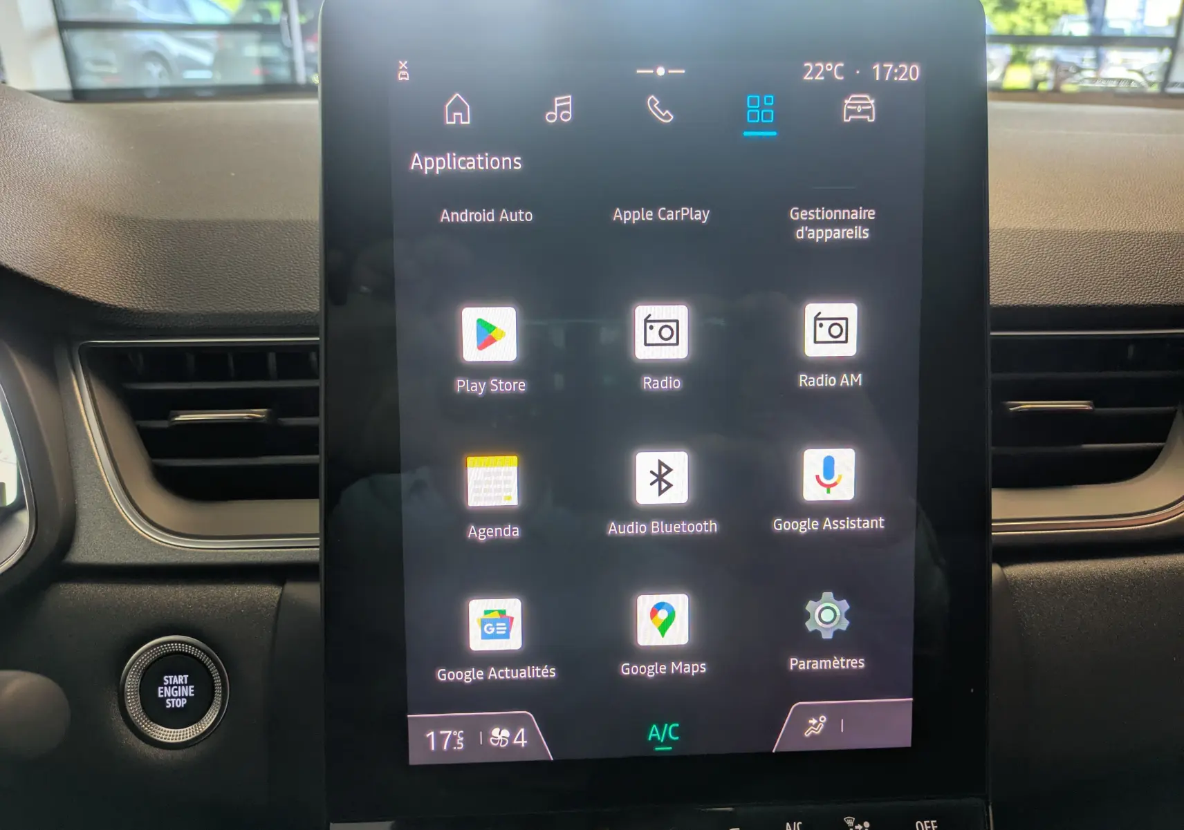 Écran tactile central du tableau de bord du Renault Captur 2025 affichant les applications connectées.