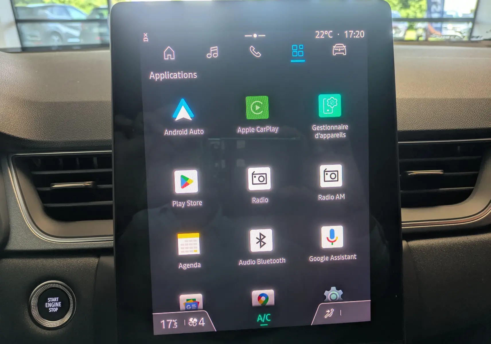 Écran tactile central du tableau de bord du Renault Captur 2025 affichant les applications connectées.