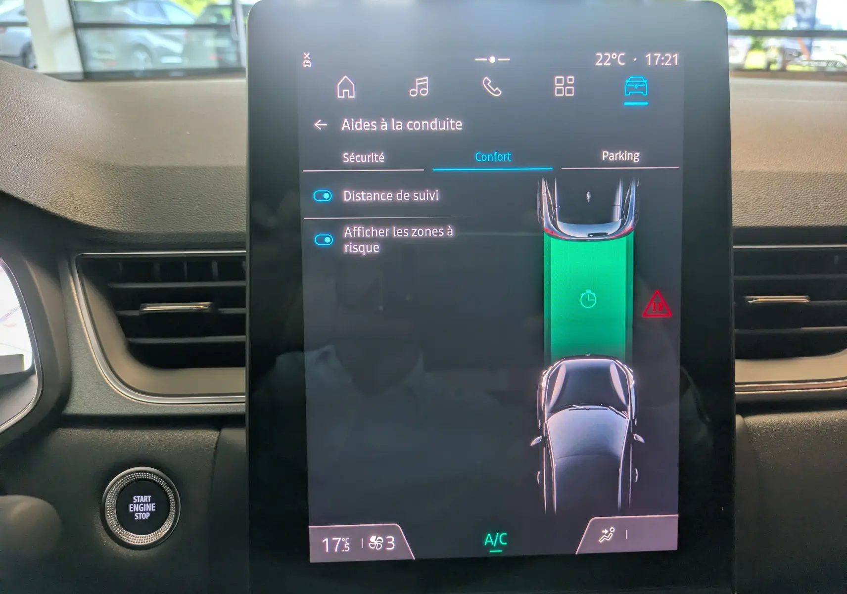 Écran tactile central du tableau de bord Renault Captur 2025 affichant les aides à la conduite et la distance de suivi activée.