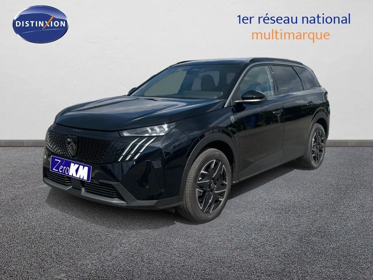 Peugeot 5008 Hybrid 136ch GT noir perle métal en 3/4 avant droit avec calandre distinctive et jantes noires.
