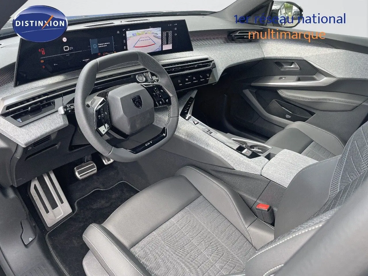 Intérieur du Peugeot 5008 Hybrid 136ch GT 2025, vue 3/4 avant droit sur sièges gris et tableau de bord numérique.