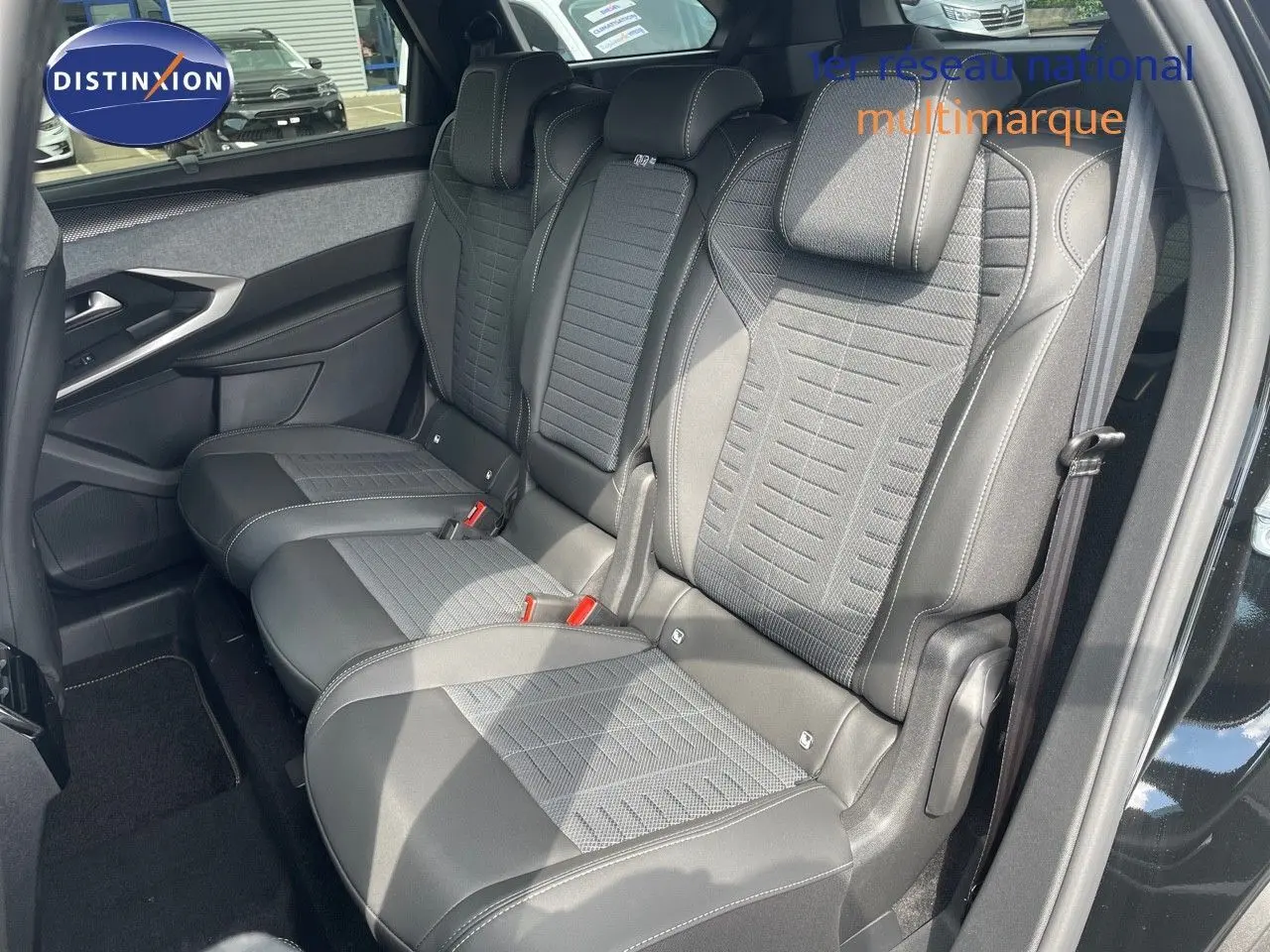 Vue côté droit des sièges arrière en cuir et tissu gris du Peugeot 5008 Hybrid 136ch GT noir perle métal 2025.