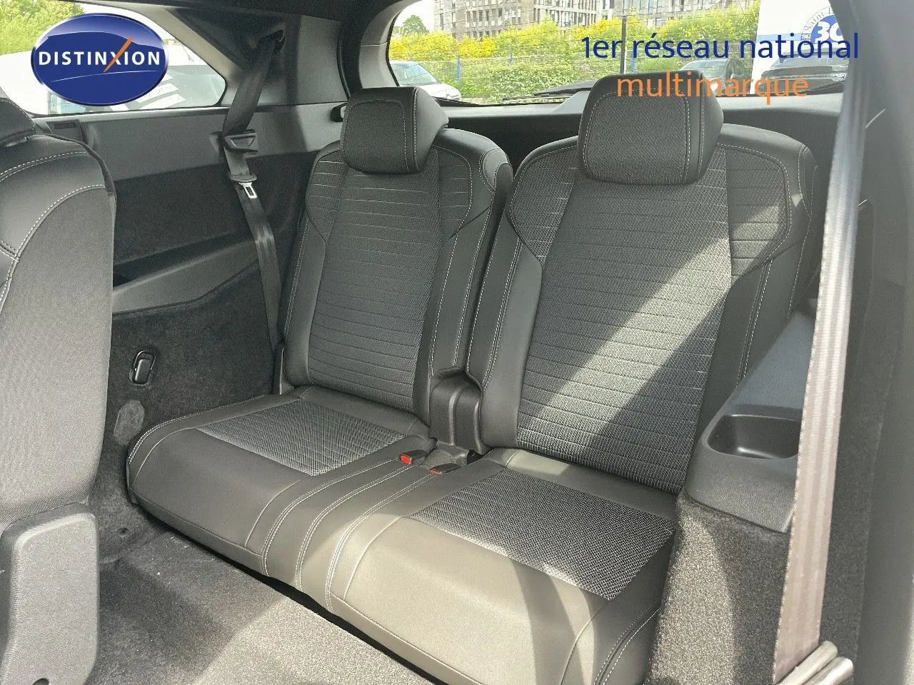 Vue intérieure sur la troisième rangée de sièges en tissu et cuir noir du Peugeot 5008 Hybrid 2025.