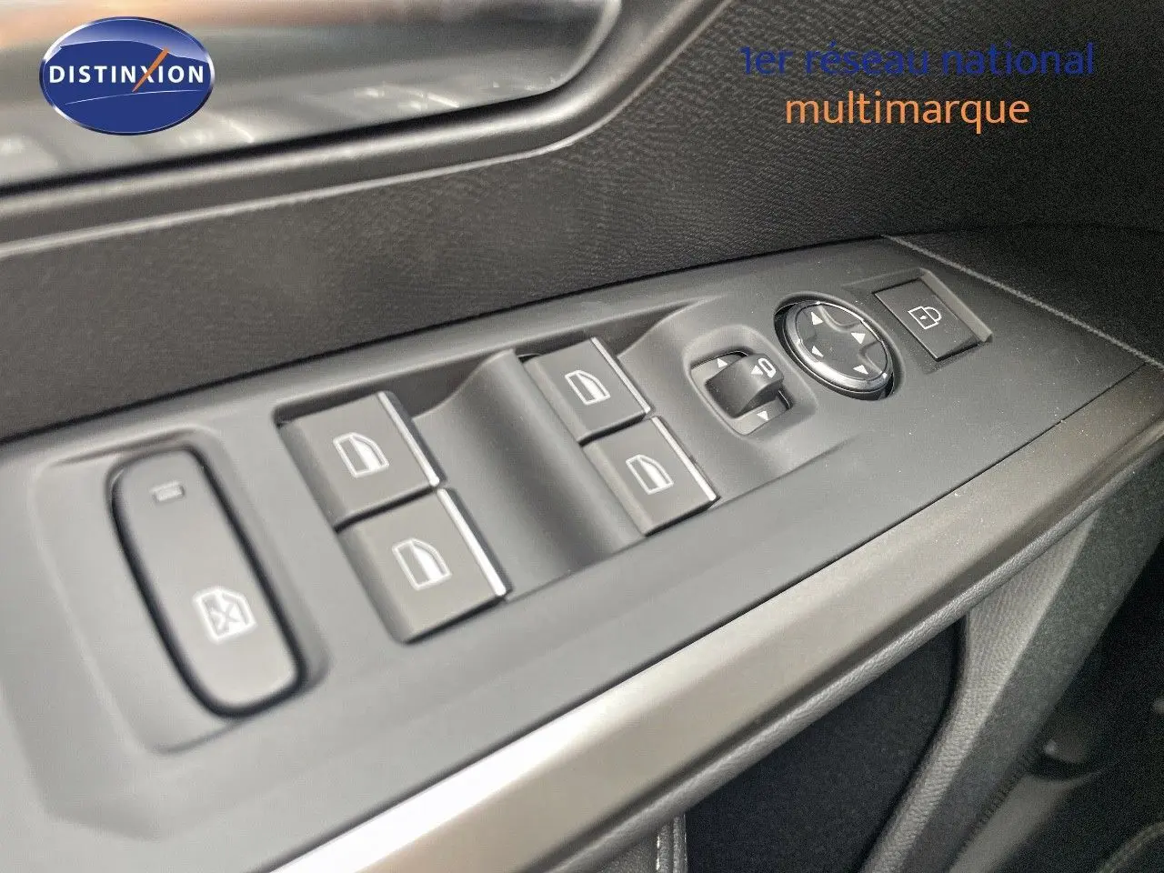 Gros plan sur les commandes des vitres et rétroviseurs côté conducteur d'un Peugeot 5008 noir perle 2025 hybride.