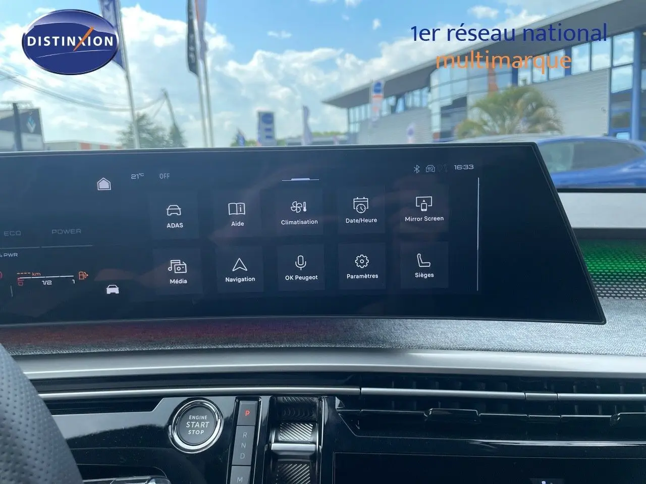 Vue intérieure du tableau de bord du Peugeot 5008 Hybrid noir perle métal, avec écran tactile central et bouton start/stop.