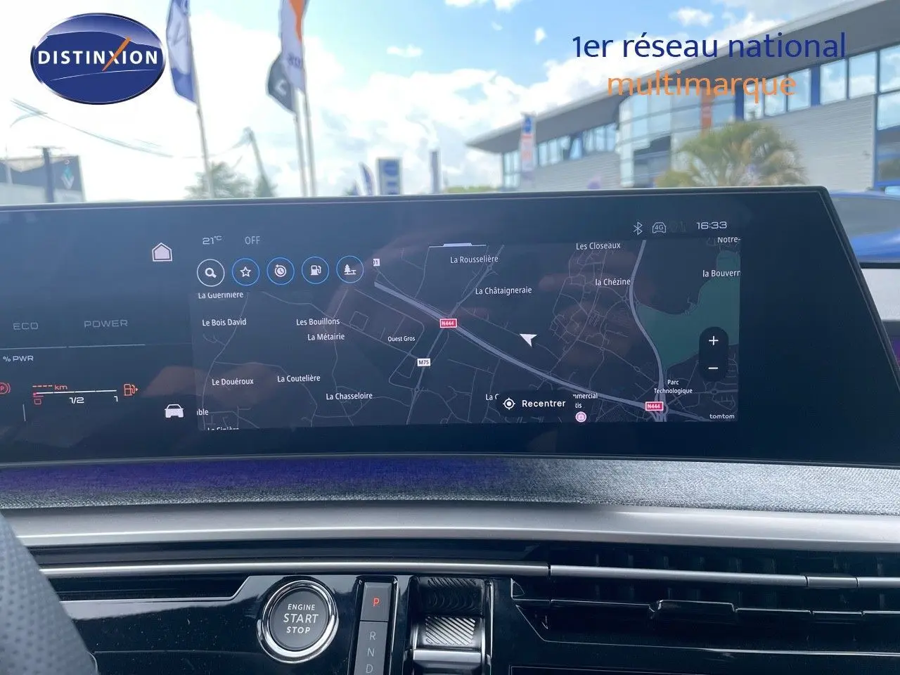 Vue intérieure du tableau de bord du Peugeot 5008 Hybrid 2025 avec écran tactile affichant la navigation GPS.
