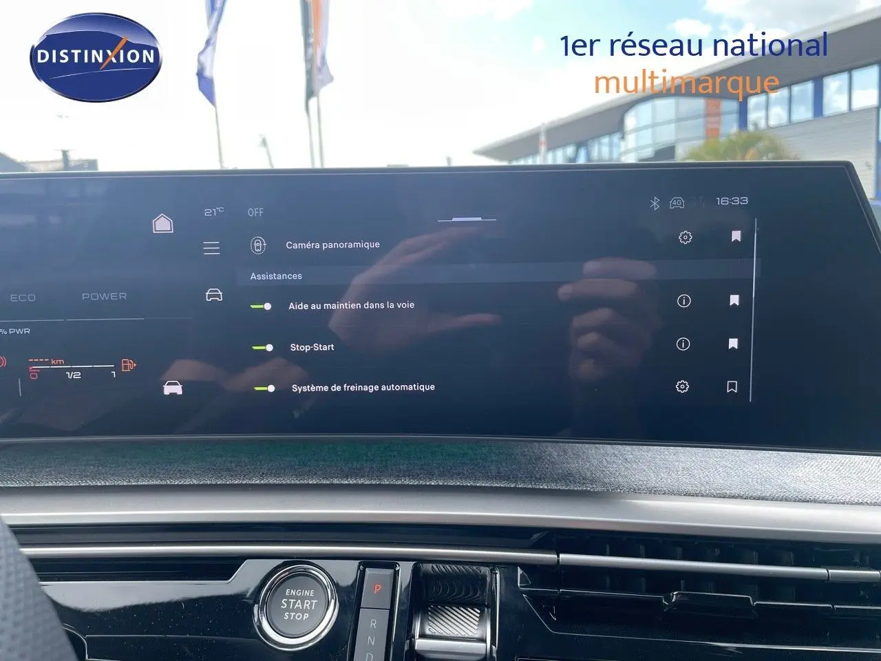 Tableau de bord du Peugeot 5008 noir perle métal 2025 avec écran tactile affichant les aides à la conduite.