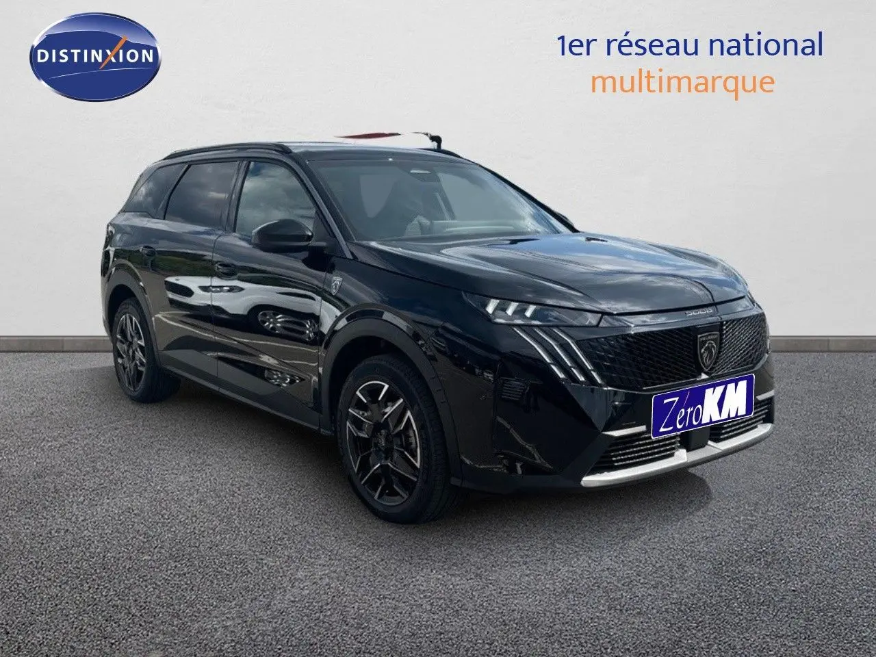 Peugeot 5008 Hybrid noir perle métal en 3/4 avant droit, avec calandre distinctive et jantes noires.
