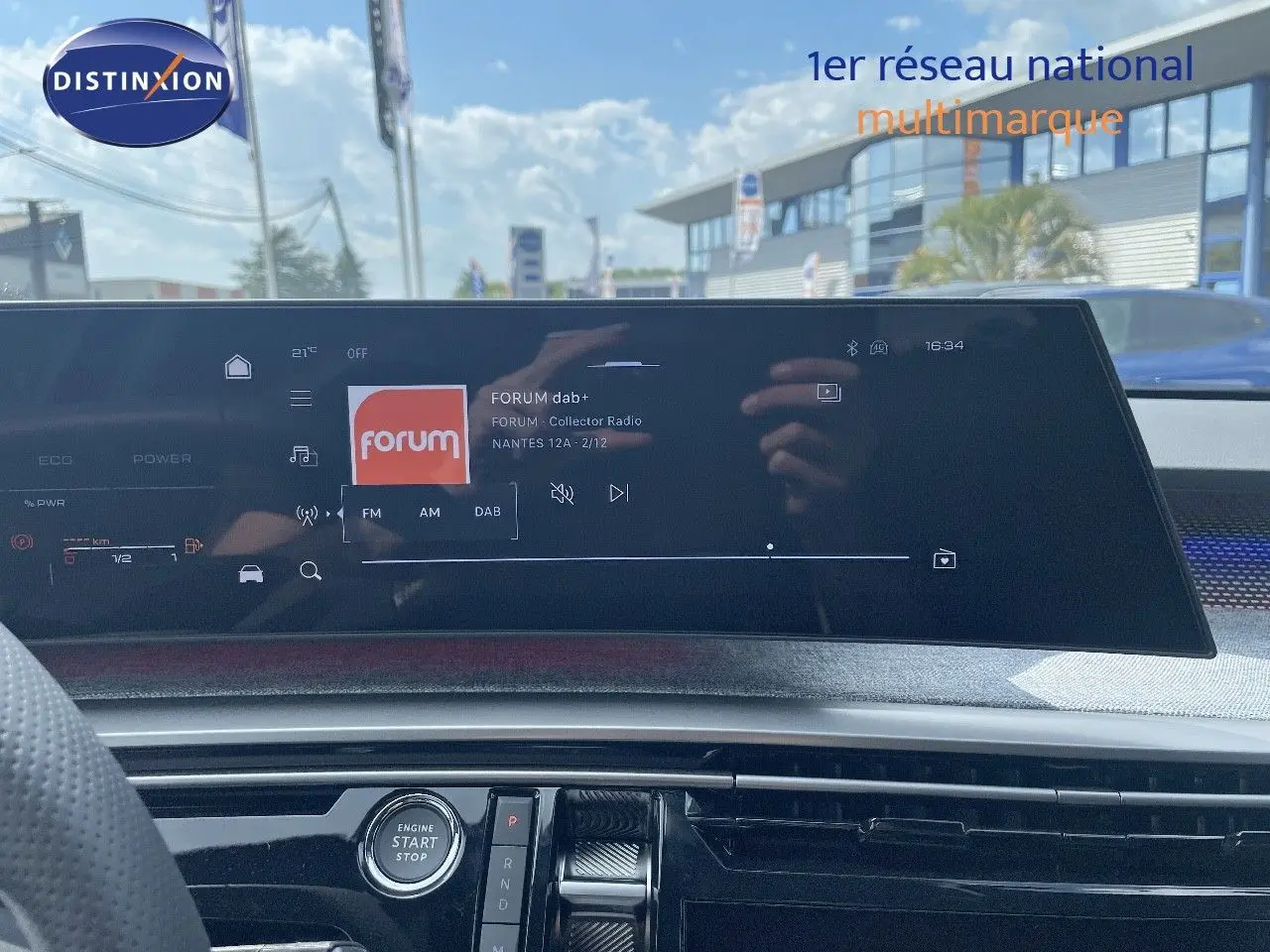 Vue intérieure du tableau de bord du Peugeot 5008 Hybrid 136ch GT avec écran tactile radio et bouton start/stop.