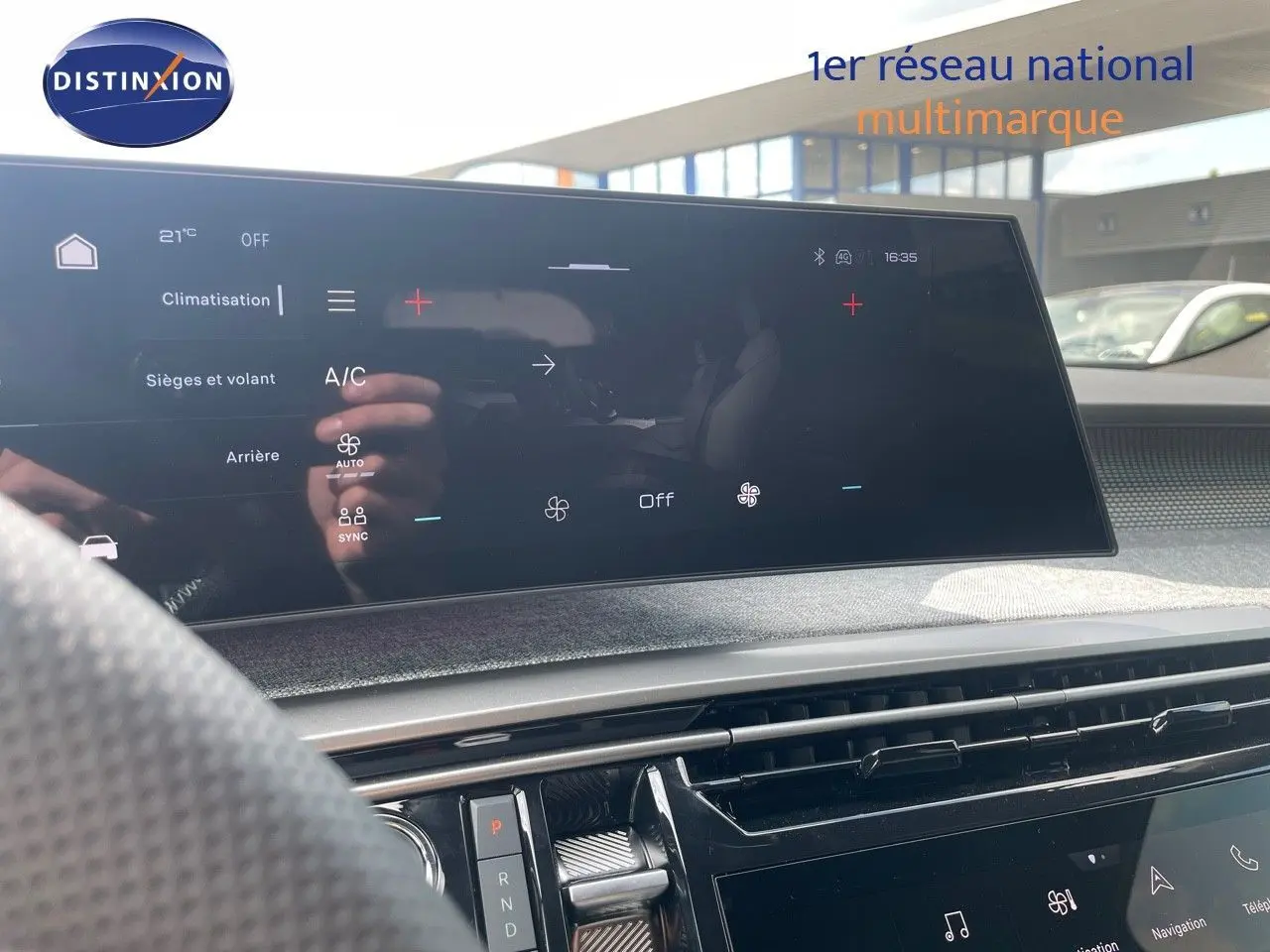 Écran tactile central du tableau de bord du Peugeot 5008 Hybrid noir perle, vue intérieure avant.