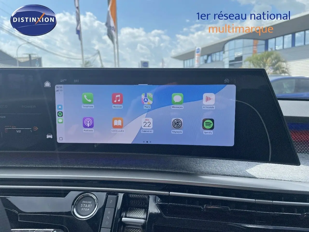 Écran tactile central affichant les applications connectées, tableau de bord moderne d'un Peugeot 5008 noir perle 2025.