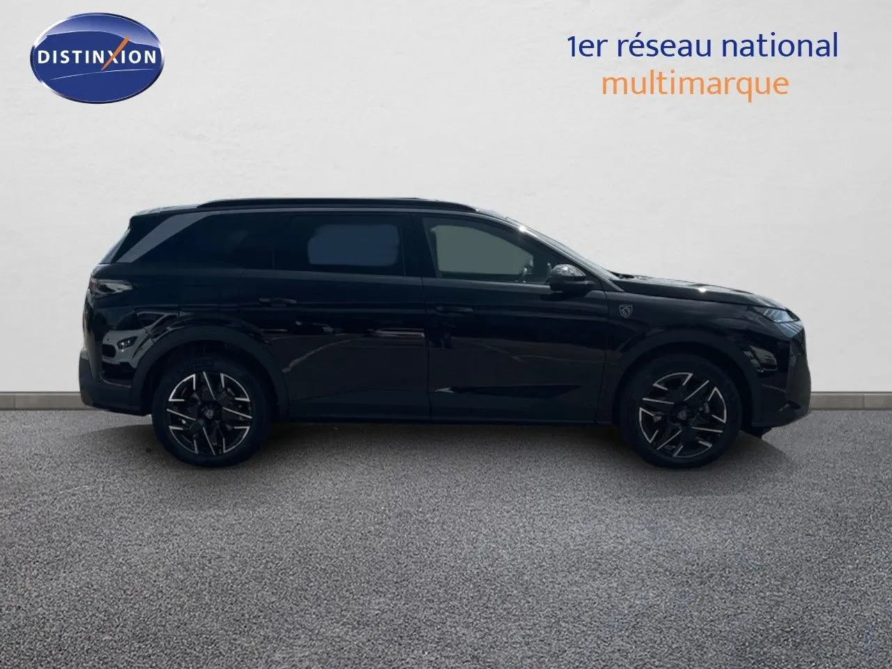 Profil côté gauche du Peugeot 5008 Hybrid 136ch GT noir perle métal, SUV 7 places moderne et élégant.