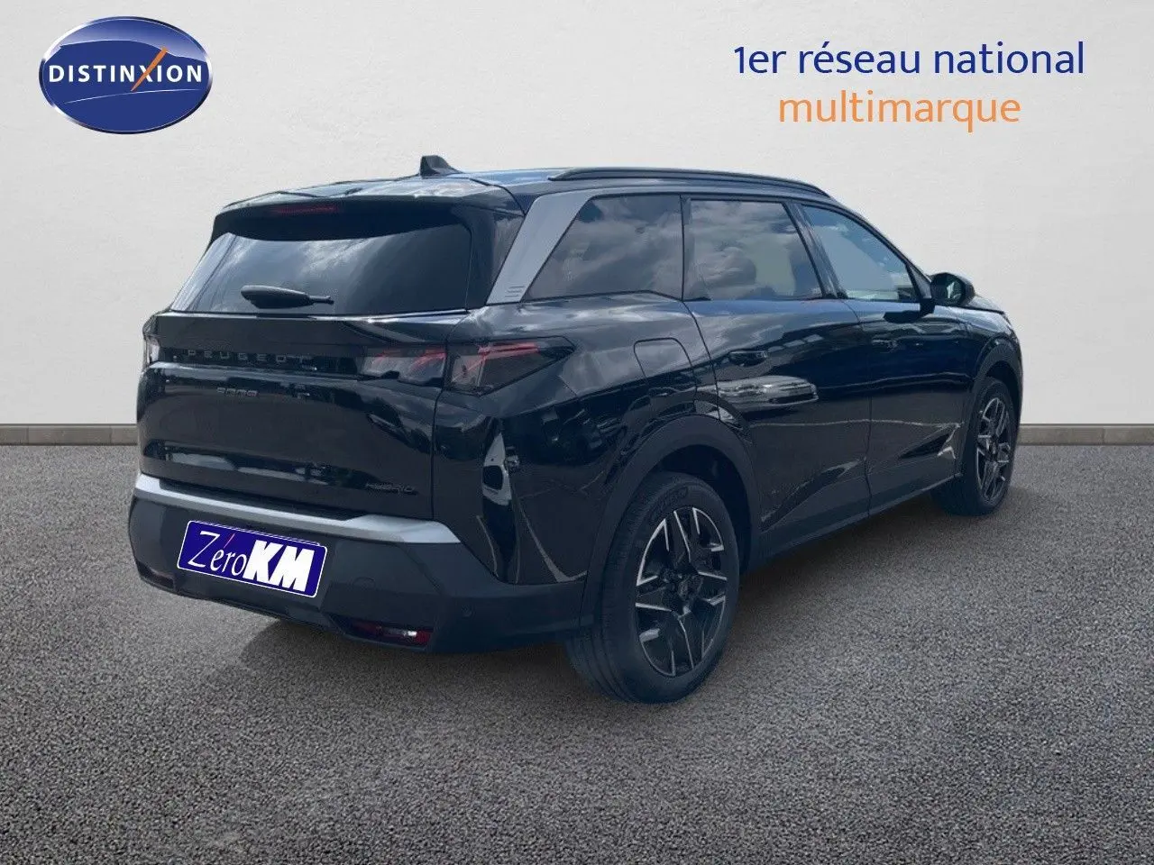 Peugeot 5008 Hybrid noir perle métal en vue 3/4 arrière droit, avec jantes alliage et vitres teintées.