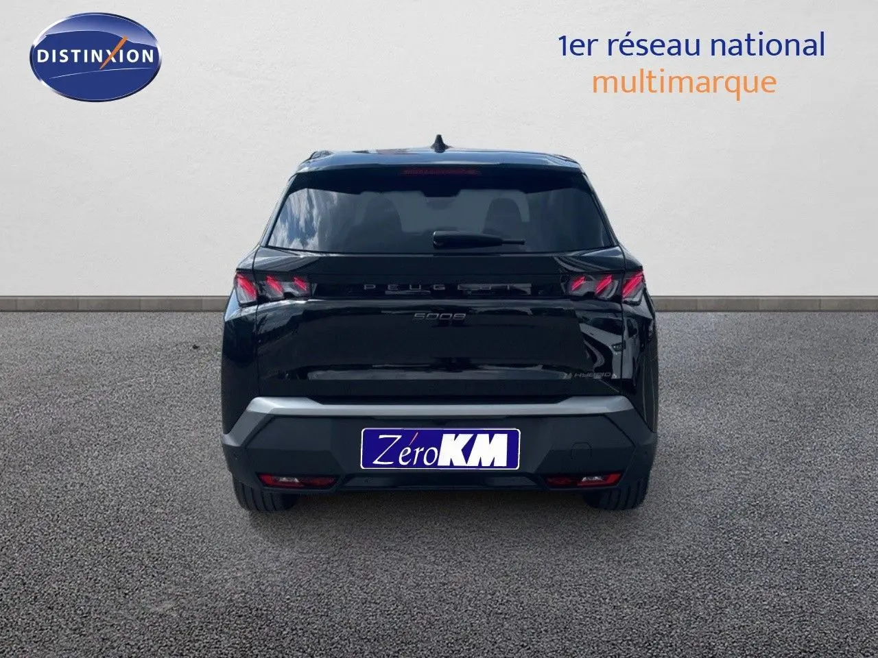 Vue arrière d'un Peugeot 5008 noir perle métal, soulignant ses feux LED caractéristiques et son design moderne.