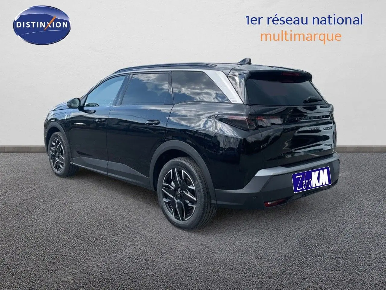 Peugeot 5008 HYBRID noir perle métal en 3/4 arrière droit, avec jantes alliage et vitres teintées.