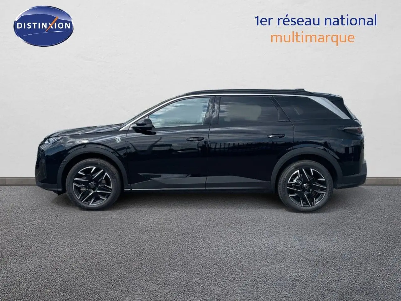 Peugeot 5008 Hybrid 136ch GT noir perle métal vu de profil côté gauche sur fond neutre.