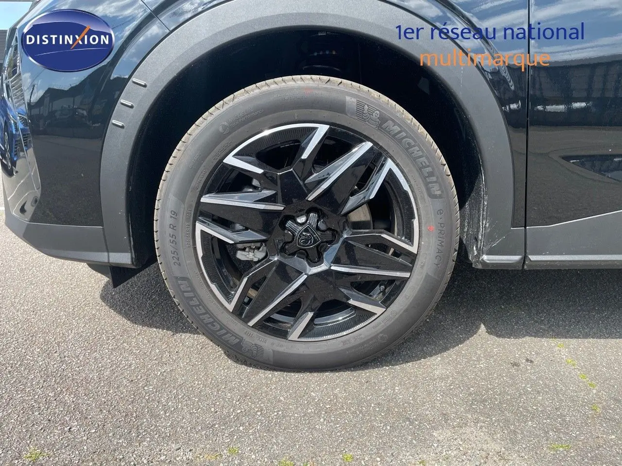 Gros plan sur la roue avant gauche noire et argentée du Peugeot 5008 HYBRID 136CH E-DCS6 GT noir perle métal.
