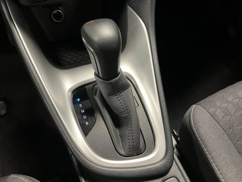 Le levier de vitesses automatique noir de la Mazda2 1.5 Hybrid 2023 vu en gros plan côté siège conducteur.