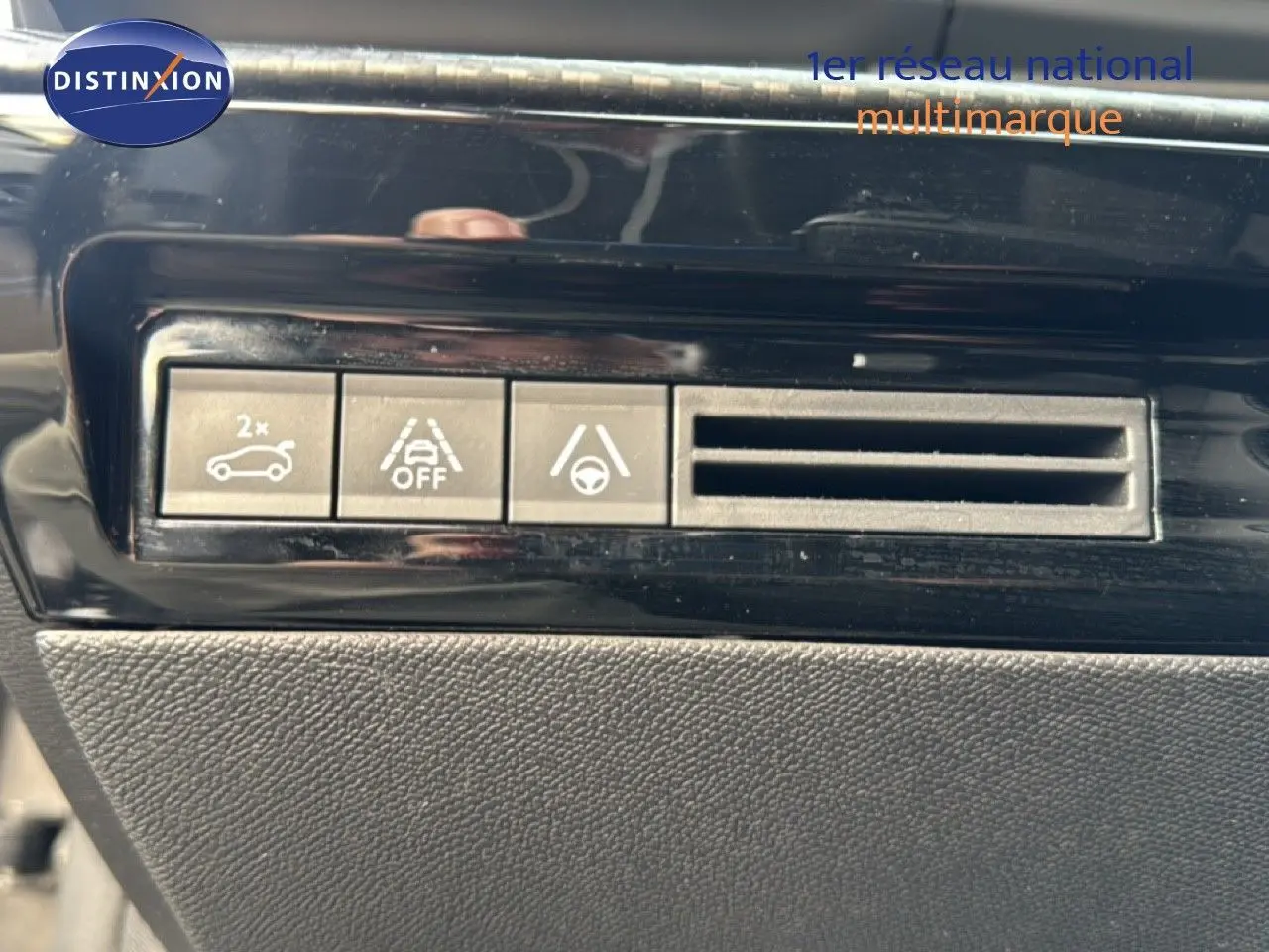 Gros plan sur les boutons de contrôle d'assistance à la conduite dans l'habitacle d'une Peugeot 508 gris platinium.