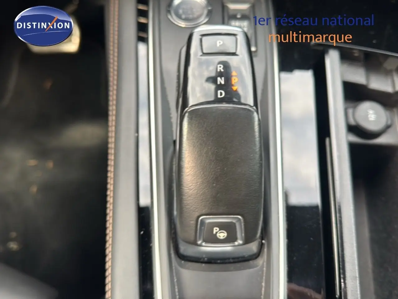 Le levier de vitesses automatique noir de la Peugeot 508 gris platinum, vue rapprochée du console central.