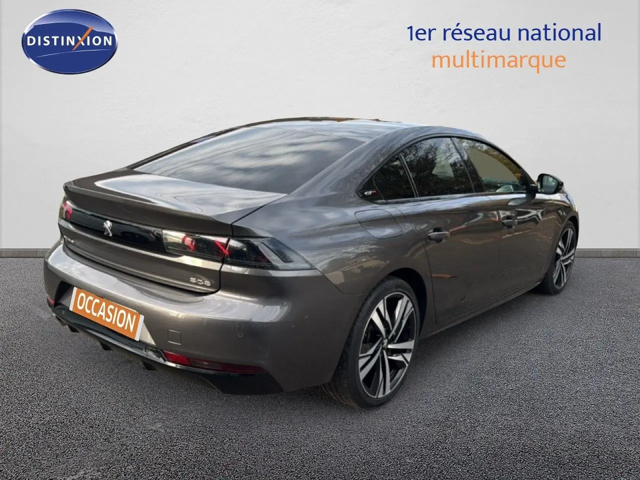 Vue 3/4 arrière droite d'une Peugeot 508 gris platinium avec jantes alliage et feux arrière LED noirs.