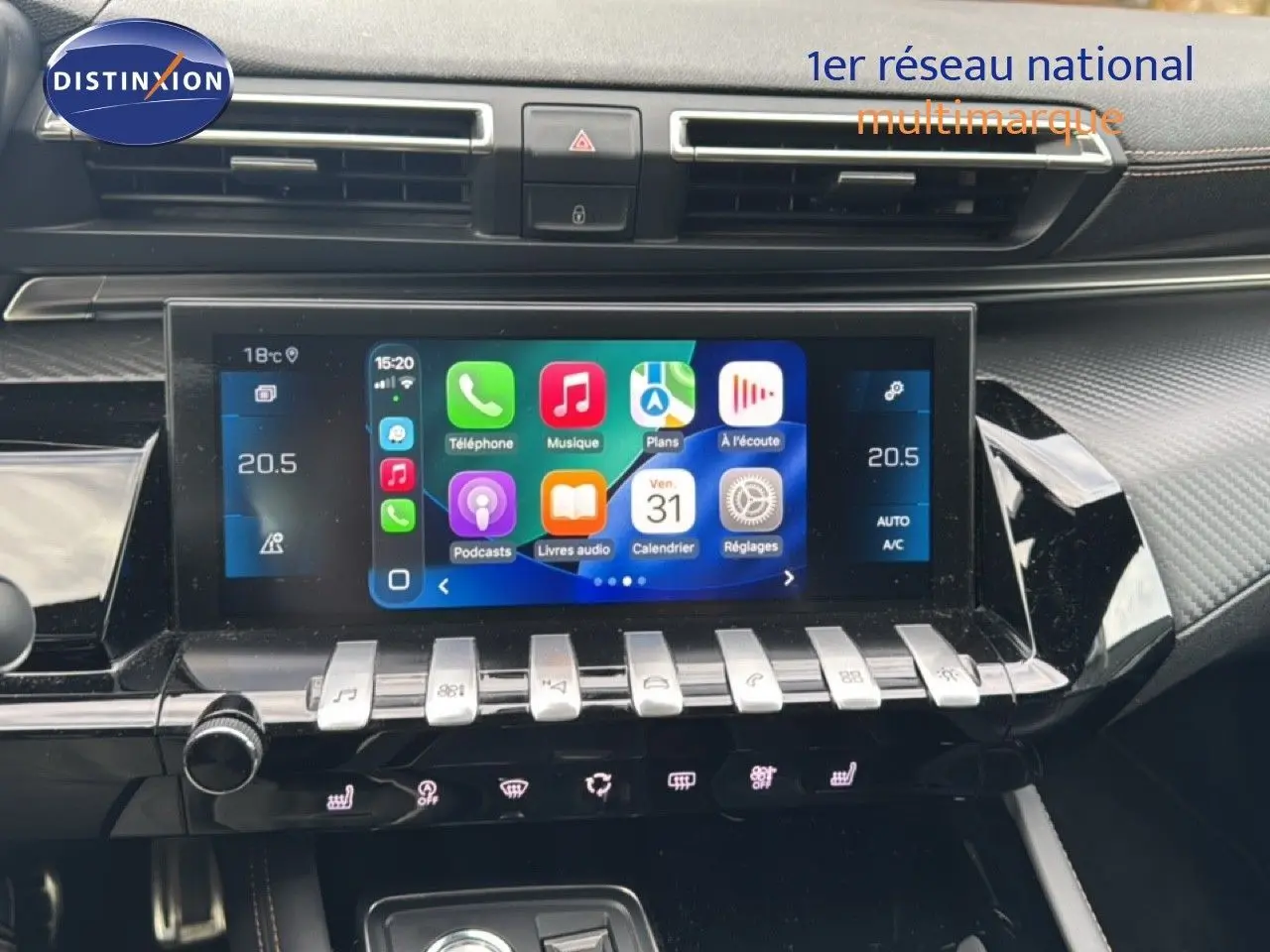 Vue rapprochée de la console centrale de la Peugeot 508 gris platinium, avec écran tactile et commandes argentées.