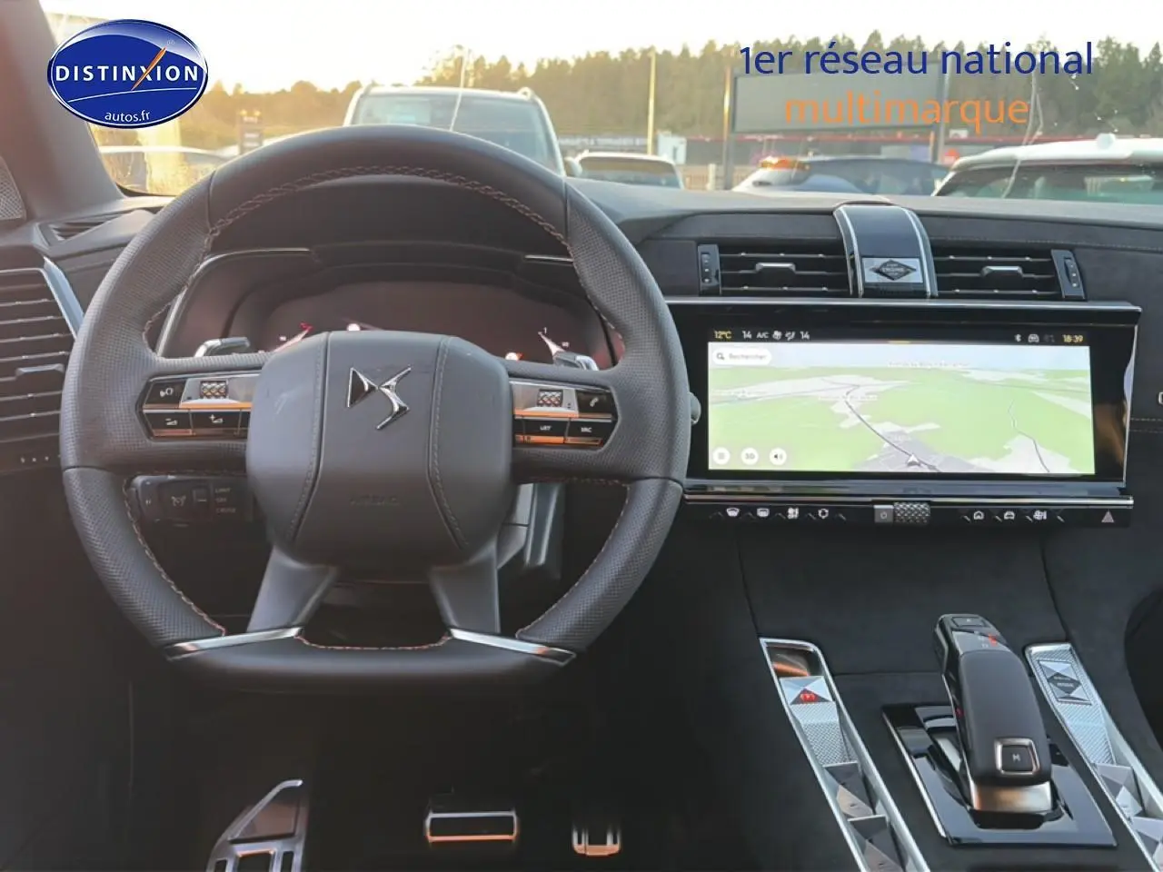 Vue intérieure centrée sur le volant DS et l’écran tactile large du tableau de bord du DS7 noir 2026.