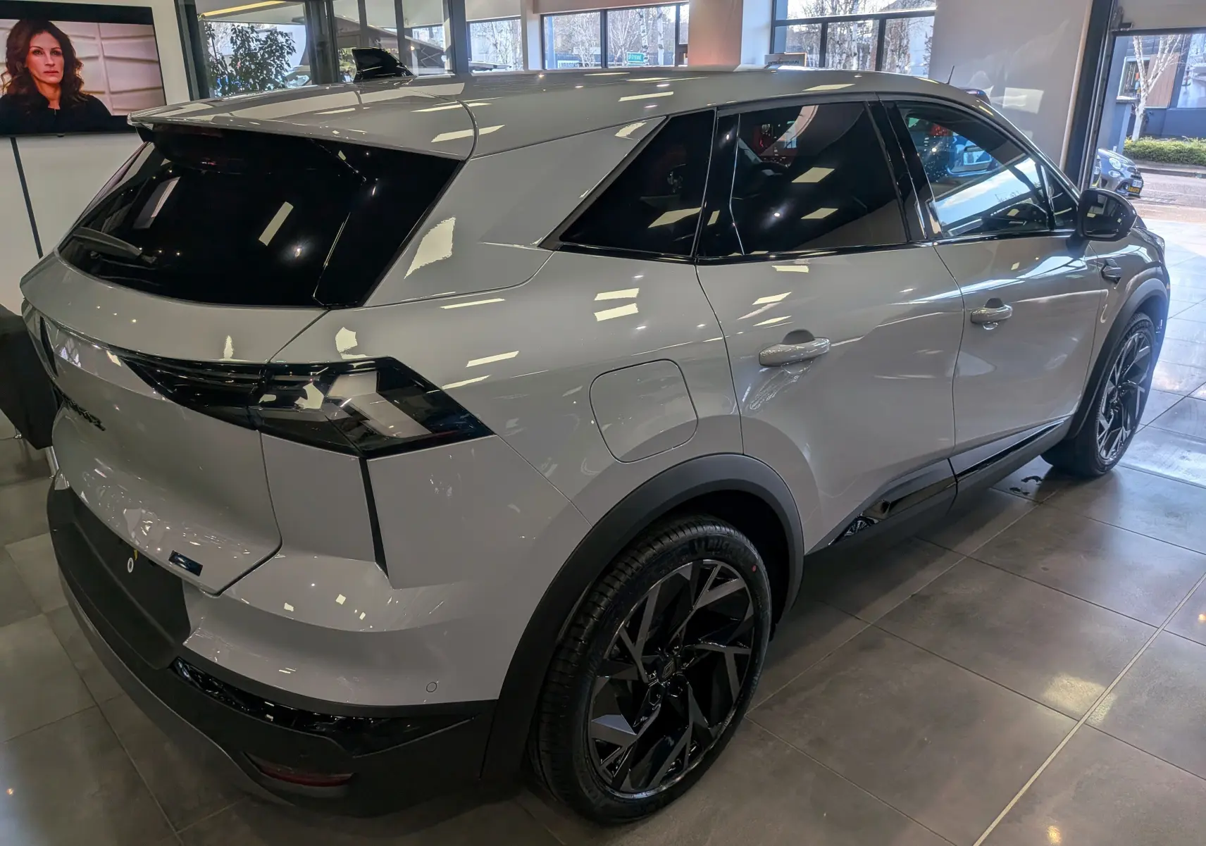 Vue 3/4 arrière droite du Renault SYMBIOZ gris Rafale avec vitres teintées et jantes noires biton.