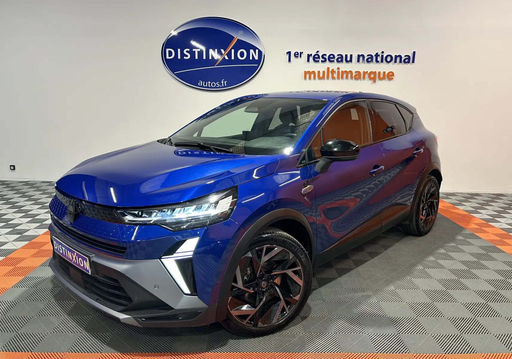 Renault Captur II Ph.2 E-Tech hybride bleu Iron en 3/4 avant droit avec jantes noires et toit noir.