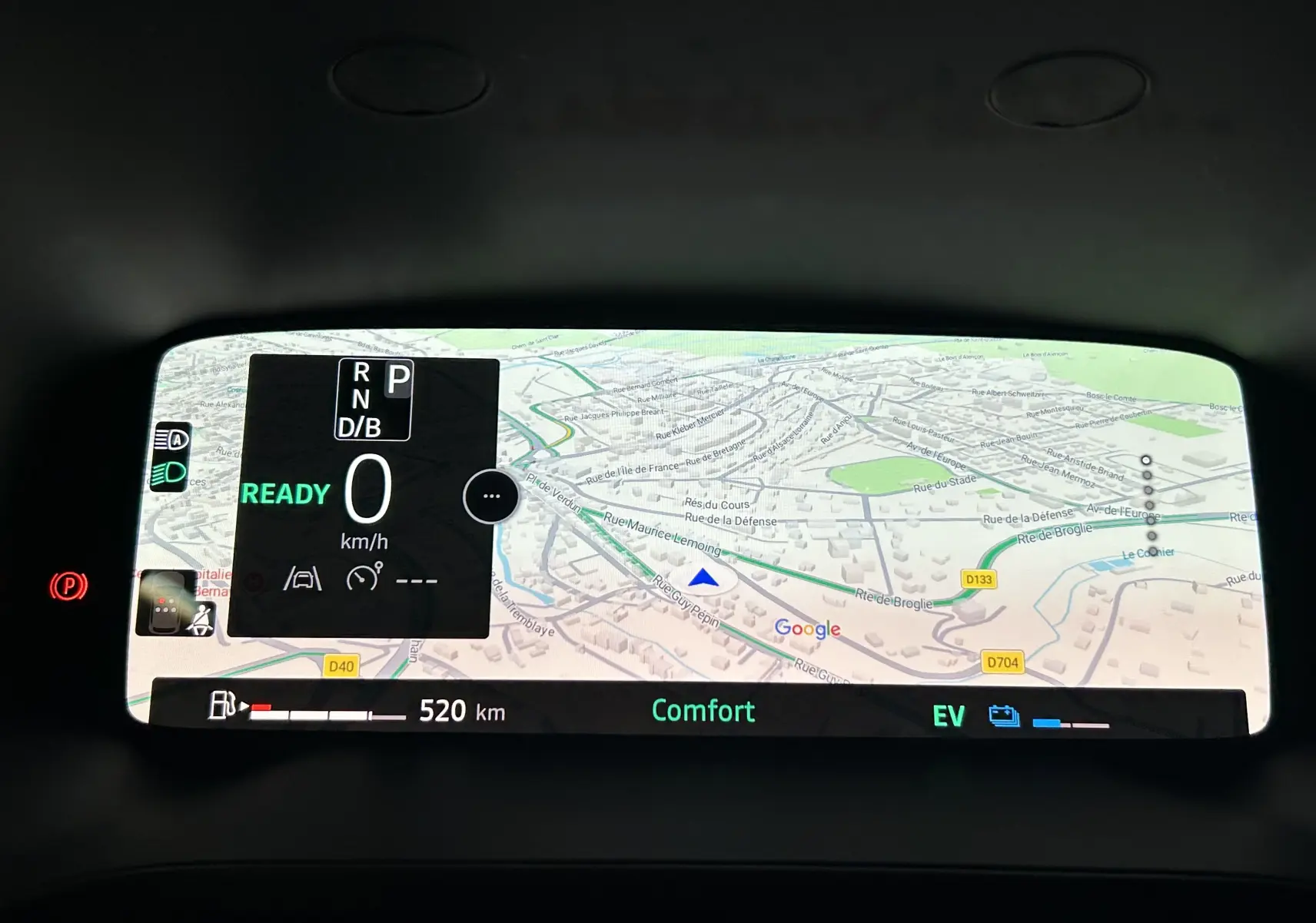 Affichage numérique intérieur du tableau de bord du Renault Captur II Ph.2 E-Tech, montrant la navigation GPS et l'état hybride.